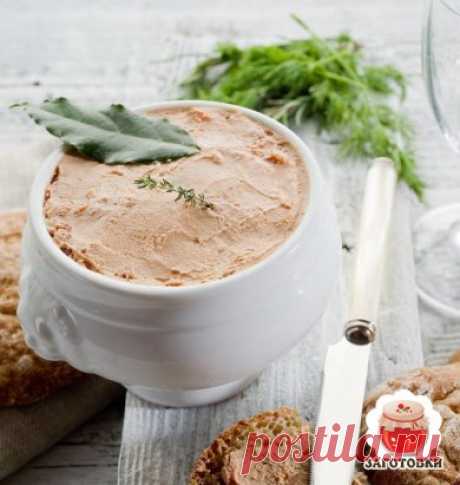 Куриный паштет: идеальный перекус!
Ингредиенты: 
Куриная грудка 4 штуки
Молоко обезжиренное 200 мл
Яичный белок 3 шт.
Специи по вкусу
Приготовление: 
1. С грудок удалите кожицу, жир и дважды пропустите через мясорубку.
2. Переложите фарш в миску и залейте ледяной водой.
Затем добавьте взбитые яичные белки и охлажденное молоко. Хорошенько перемешайте и добавьте специи.
3. Переложите массу в глиняный горшок, накрыв его промасленным пергаментом, и закрыв сверху фольгой.
4. Поставьте горшок в каст