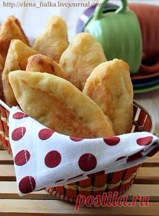 Пирожки с курицей и сыром.