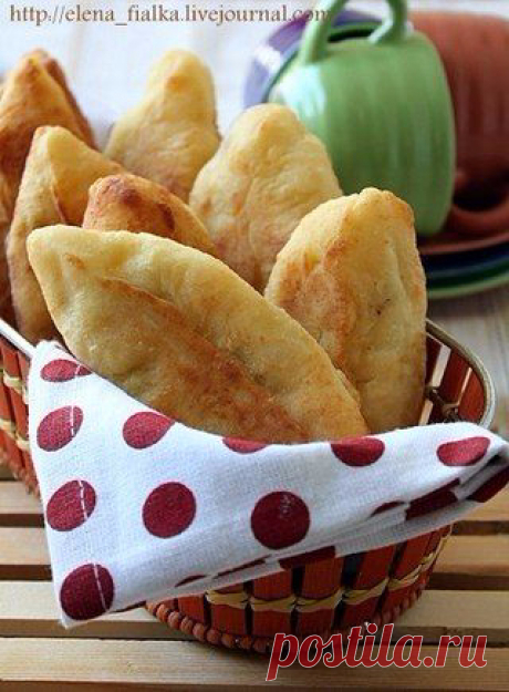 Пирожки с курицей и сыром.