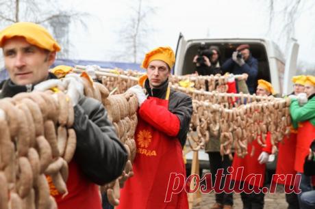 «По кёнигсбергским традициям»: в Калининграде изготовили 300-метровую колбасу