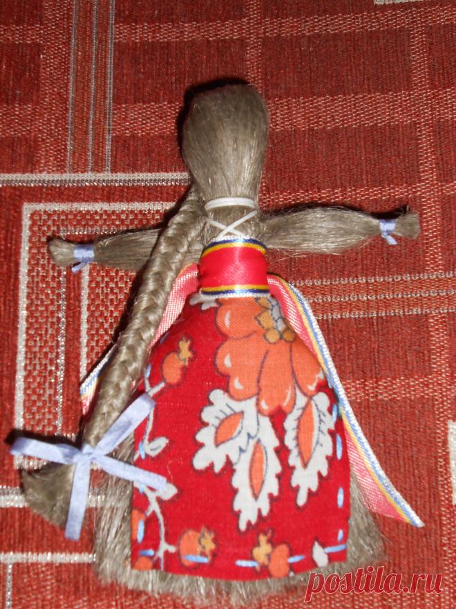 Кукла "Параскева"
Эта кукла покровительница женских ремесел. Ее делали ко дню Параскевы, 10 ноября. В этот день нельзя было заниматься ремеслами.
Параскева - Пятница считалась заступницей женской доли. Девушки обращались к ней с молитвами, чтобы послала хорошего жениха.
Замужние женщины приводили в день Параскевы болезненных детей к родникам и умывали их водой, чтобы они были здоровы.
И девушки и женщины показывали в этот день друг другу свое рукоделие.