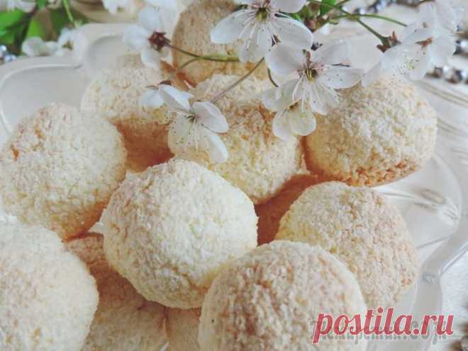 Печенье «Кокосовое облачко» Ингредиентыяичный белок 2 шт.соль щепоткасахарная пудра 160 гкукурузная мука 4 ч.л.кокосовая стружка 150 г Процесс приготовленияВесной нам еще больше чем обычно хочется побаловать себя нежным и легким...