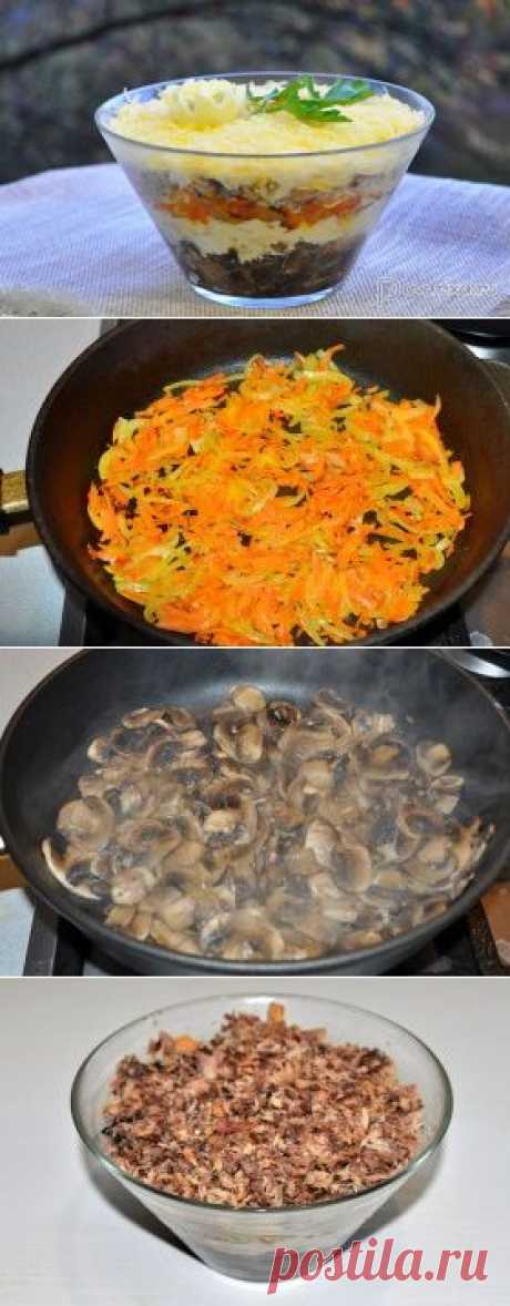 Слоеный салат с консервированной рыбой и грибами.