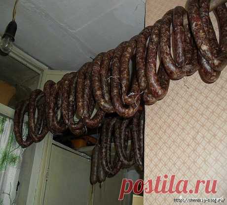 3 РЕЦЕПТА НАТУРАЛЬНОЙ СЫРОВЯЛЕНОЙ СУХОЙ КОЛБАСЫ СВОИМИ РУКАМИ

Готовы к экспериментам на кухне? Тогда предлагаю вам отличный рецепт приготовления сыровяленой колбаски в домашних условиях. Это простой и натуральный вариант любимой колбаски. 
 
 
1-ый рецепт сыровяленой колбасы своими руками
 
1.Ингредиенты: 
 
Мясо - 1,5 килограмма 
Сало - 700 грамм 
Соль - 3 ст. ложки 
Перец - 0,5 чайных ложки 
Сахар - 2 ст. ложки 
Водка - 1,5 ст. ложки 
Коньяк - 50 миллилитров 
Кишки - 1 ...