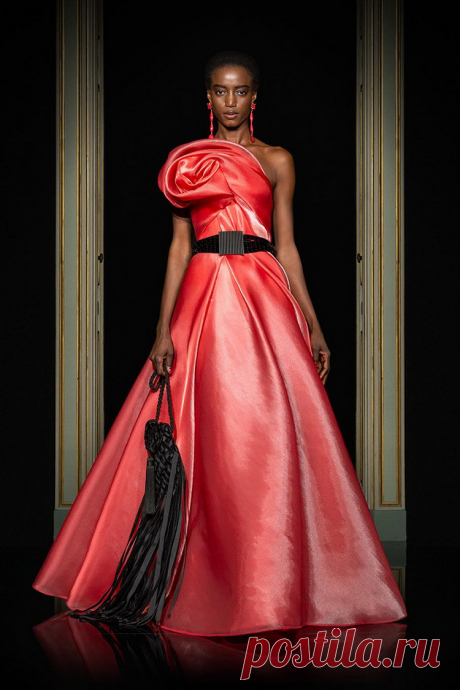 Armani Privé Коллекция весна-лето 2021 - FashionView.ru - ВСЯ МОДА В ДЕТАЛЯХ Коллекция Armani Privé весна-лето 2021 рассказывает о путешествии Джорджо Армани, его чувстве свободы и независимости от быстро меняющихся тенденций. Она была впервые представлена во дворце Палаццо Орсини