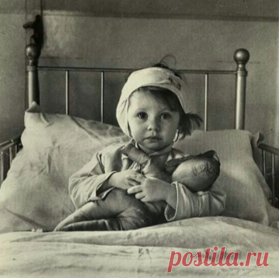 Во время блокады эту маленькую девочку эвакуировали из Ленинграда. Леночка её звали. А фамилию свою она забыла, такая она была маленькая и измученная. Она потеряла всю семью; маму, бабушку, старшего братика…

А ее нашла специальная бригада истощенных девушек - тогда ходили по квартирам страшной блокадной зимой, искали детей, у которых погибли родители или при смерти были…
Вот Леночку нашли и смогли отправить в эвакуацию. Она не помнила, как детей везли в тряском грузовике ...