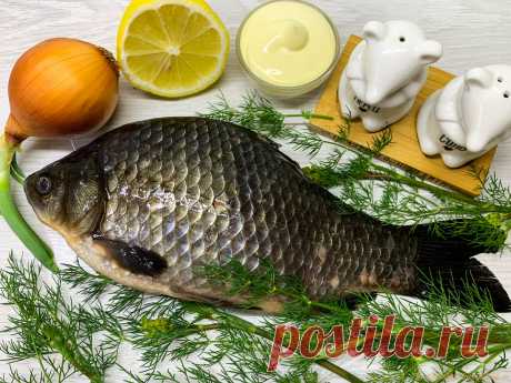 Как запечь карася в фольге с луком очень вкусно Карась с луком, запеченный в собственном соку — сытное, вкусное и аппетитное блюдо, которое порадует своим изысканным вкусом не только всю семью, но и гостей. Приготовить такое кушанье не составит особого труда и не займет много времени. Необходимые ингредиенты: Карась (свежий или замороженный) – 1