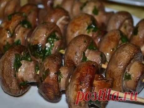 Запеченные шампиньоны на ужин: низкокалорийно, просто и вкусно!
на 100грамм - 43.05 ккалБ/Ж/У - 4.2/2.13/2.32

Ингредиенты:
Шампиньоны 800 г 
Чеснок 3 зубчика 
Смесь прованских трав 1 ч. л.
Соль, перец по вкусу
Бальзамический уксус 40 мл 
Оливковое масло

Приготовление:
Грибы режем на 2-4 части в зависимости от размера. Мелкие оставляем целыми.
В небольшое количество оливкового масла добавляем натертый чеснок, прованские травы, соль, перец и уксус.
Вливаем смесь в миску с ...