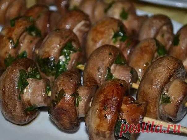 Запеченные шампиньоны на ужин: низкокалорийно, просто и вкусно!
на 100грамм - 43.05 ккалБ/Ж/У - 4.2/2.13/2.32

Ингредиенты:
Шампиньоны 800 г 
Чеснок 3 зубчика 
Смесь прованских трав 1 ч. л.
Соль, перец по вкусу
Бальзамический уксус 40 мл 
Оливковое масло

Приготовление:
Грибы режем на 2-4 части в зависимости от размера. Мелкие оставляем целыми.
В небольшое количество оливкового масла добавляем натертый чеснок, прованские травы, соль, перец и уксус.
Вливаем смесь в миску с ...