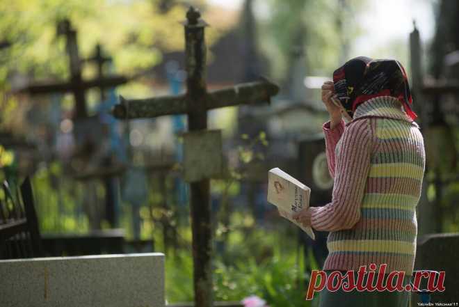 Когда нужно креститься на кладбище, какие молитвы читать, нужно ли целовать крест или касаться могилки | Православная Жизнь | Яндекс Дзен