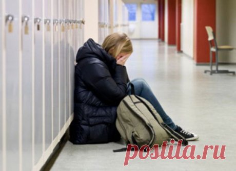 Я помню одну девочку из моего класса. Такую тощую и длинную, что все звали ее или Дядей Степой, или «каланчой», хотя настоящее имя у нее было Лиза. Она все время сутулилась, носила что-то невозможно мешковатое, а когда все девочки перешли на туфли на каблуках, она продолжала шлепать в ботинках и кроссовках. Мальчики, разумеется, не проявляли к ней никакого интереса.