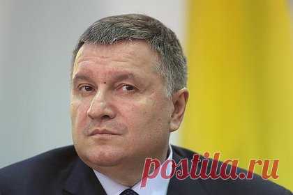 Бывший глава МВД Украины внесен в список террористов Росфинмониторинга. Росфинмониторинг внес в список террористов и экстремистов бывшего главу МВД Украины Арсена Авакова. Также в этот реестр попали экс-командир запрещенного в России нацбатальона «Айдар» Сергей Мельничук и командир запрещенного в России нацполка «Азова» Андрей Билецкий. Вместе с ними оказался бизнесмен Игорь Коломойский.