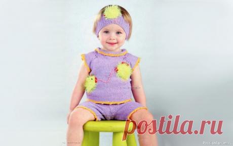 Комплект с цыплятами. Описание | Вязание спицами для детей Возраст:1,5 - 2 годаВам потребуется:пряжа  (98% хлопок, 2% лайкра, 160 м/50г)-150г сиреневого, 20 г желтого  цветов, остатки пряжи «Каролина» желтого цвета для обвязки, остатки  пряжи «Травка» желтого и красного цветов, спицы и крючок № 2,5.Лицевая гладь:лиц. ряды - лиц. п., изн. ряды -...