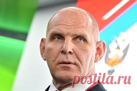 Карелин дал совет отстраненным российским спортсменам. Трехкратный олимпийский чемпион, многократный чемпион мира и Европы по греко-римской борьбе Александр Карелин дал совет отстраненным российским спортсменам. «По остроте восприятия действующим спортсменам сейчас тяжело, но это не какая-то супернеординарная, небывалая ситуация, нет. Надо терпеть», — заявил он.