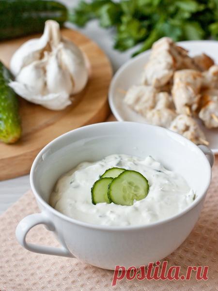Сливочно-огуречный соус с чесноком Пополним-ка мы запасы макательных соусов. На этот раз будет дип (да простят меня поборники чистоты русского языка) на основе сливочного сыра и огурца. Чем-то отдаленно (но именно отдаленно!) похож на дзадзыки, который уже присутствует в блоге. Остроту соусу придает тертый чеснок, количество которого вы можете, разумеется, регулировать по своему вкусу.Соус хорошо подходит к разным блюдам [...]