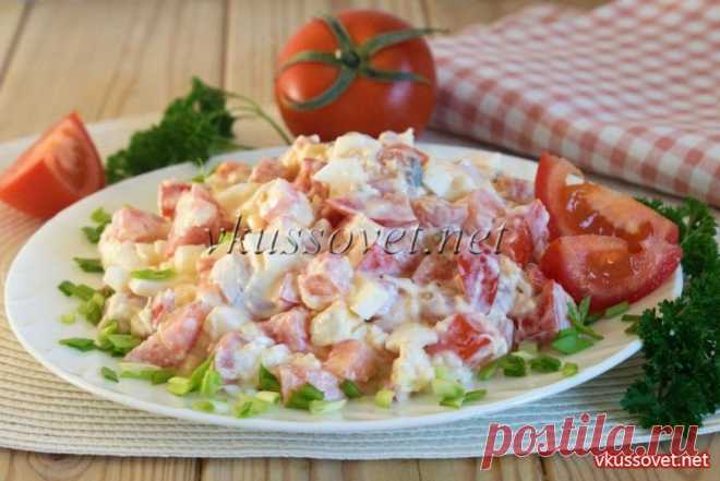 Салат Красное море с помидорами и лососем Рецепт приготовления салата Красное море с помидорами и красной рыбой. Яркий, оригинальный салатик у нас сегодня в меню. Салаты с лососёвыми сейчас становятся все более актуальными – они полезные, вкусные, сочные и легкие. Практичным хозяйкам нравятся такового типа блюда: готовятся быстро