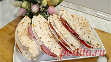 Лаваш с сочной начинкой Тонкий лаваш, румяная корочка и много сочной начинки внутри&hellip; Сегодня покажу, как сделать конвертики, от которых невозможно оторваться!Конвертики из лаваша с сочной начинкой &mdash; простой, быстрый и вкусный рецепт, который можно приготовить всего за несколько минут. Такая закуска...