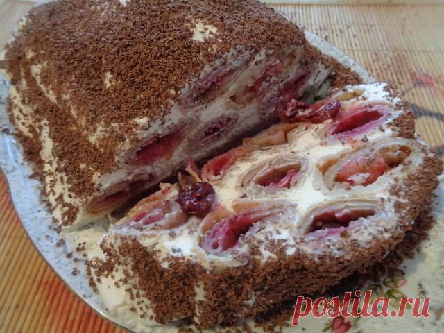 Меню на новый 2019 год. Простые и очень вкусные рецепты пирогов на праздничный стол Мы уже с вами готовили много чего на Новый год. Готовили торты, составили новогоднее меню салатов, составили меню основных блюд, меню для коктейлей с шампанским, с водкой, с коньяком , виски, ромом и джином. Составили новое новогоднее меню. Казалось бы уже приготовились к празднику. Но я подумал, есть люди которые не могут себе позволить многие праздничные блюда. Но русская пословица говори...