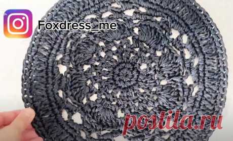 Ажурный круг для сумки крючком из рафии.