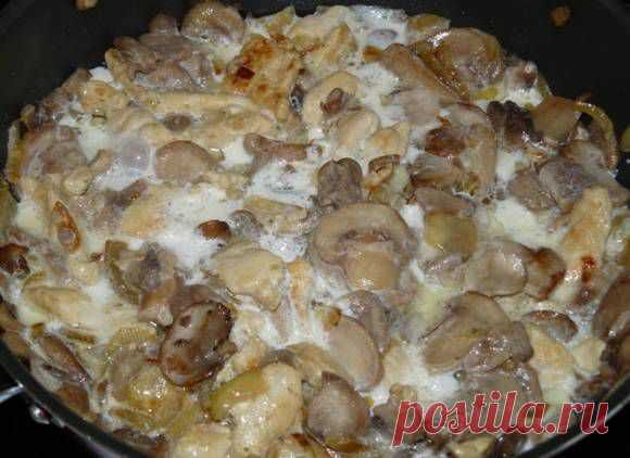 Куриное филе в мультиварке с рисом, грибами и маслинами