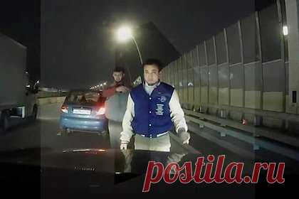 Приезжие напали на машину россиянина с ребенком