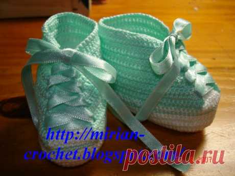 Связать пинетки крючком ребенку.