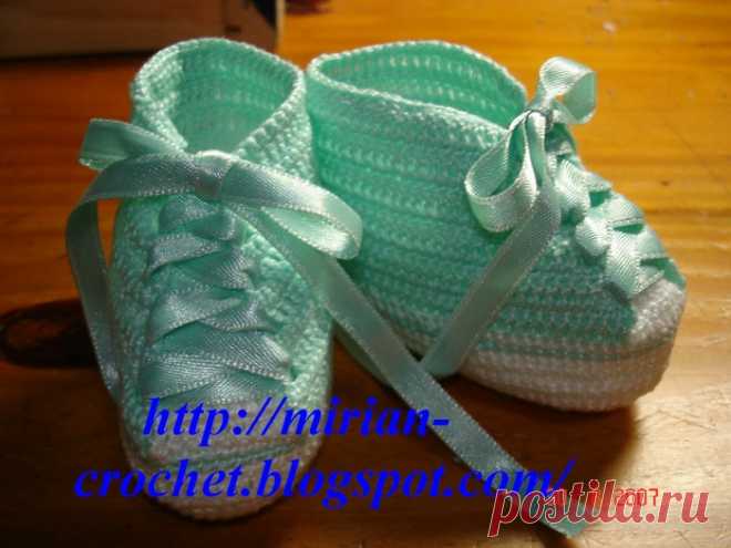 Связать пинетки крючком ребенку.