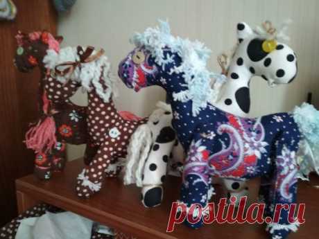 Скок-скок, скок-скок, 
Хвост и грива на бочок. 
До чего же гладка 
Ты, моя лошадка.