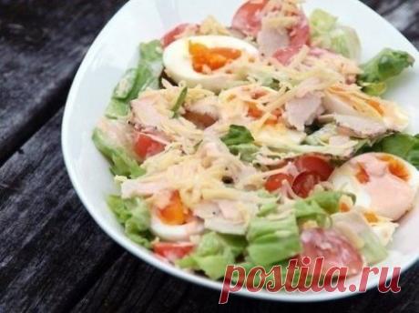 Салат с курицей, яйцом и помидором / Свежие рецепты