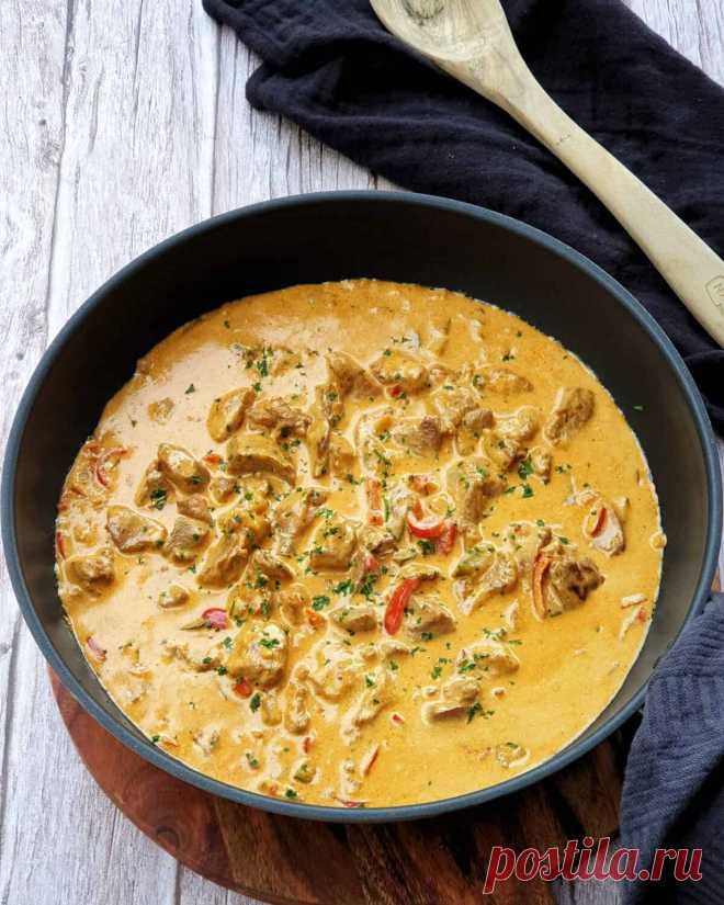 Putengulasch mit Paprika und Zucchini in einer cremigen Rahm-Soße ist einfach köstlich und schmeckt allen. Das Putengulasch hat den Vorteil, dass die Zubereitung viel schneller geht als ein herkömmliches Gulasch, das lange schmoren muss damit