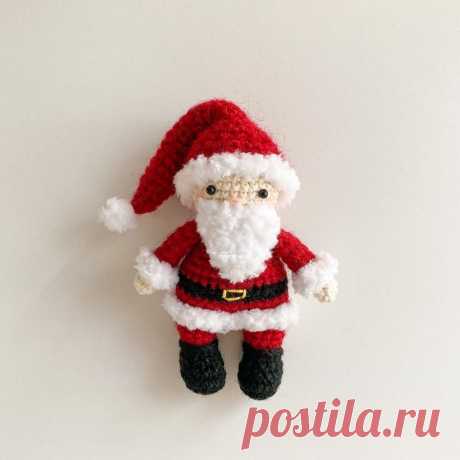 PDF Санта крючком. FREE crochet pattern; Аmigurumi doll patterns. Амигуруми схемы и описания на русском. Вязаные игрушки и поделки своими руками #amimore - маленький Санта Клаус к Новому году, Дед Мороз, новогодняя кукла, украшение.