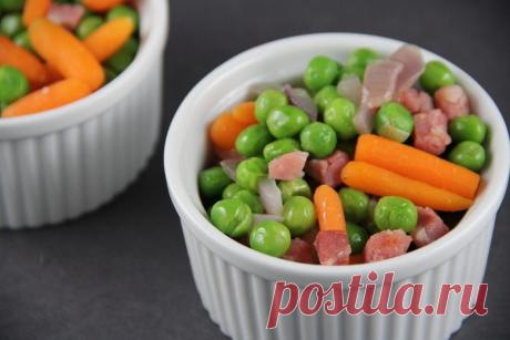 Гарнир из зеленого горошка с беконом | Foodbook.su Долго у меня этот рецепт ожидал в закромах. Думала, что не буду его показывать, уж слишком простой и вроде ничего особенного. И это, действительно, так. Однако очень быстро и с минимальным количеством