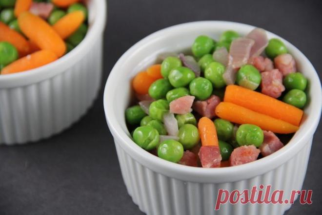 Гарнир из зеленого горошка с беконом | Foodbook.su Долго у меня этот рецепт ожидал в закромах. Думала, что не буду его показывать, уж слишком простой и вроде ничего особенного. И это, действительно, так. Однако очень быстро и с минимальным количеством