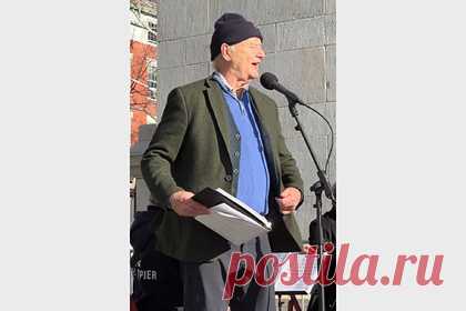 Билл Мюррей внезапно организовал концерт в парке. Американский актер Билл Мюррей внезапно организовал концерт в нью-йоркском парке. 71-летний артист исполнил хиты из мюзикла «Вестсайдская история» и прочел несколько стихов в Вашингтон-Сквер-парке. Вместе с ним выступили виолончелист Ян Фоглер, скрипачка Мира Ванг и пианистка Ванесса Перес.