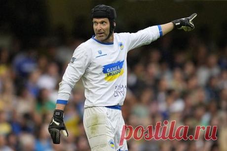 Экс-футболист Чех стал лучшим игроком хоккейного матча. Бывший футбольный вратарь Петр Чех стал лучшим игроком хоккейного матча в составе «Оксфорд Сити Старс». Он совершил 62 сейва во встрече Английской национальной хоккейной лиги со «Стретхэмом» (3:2). Чех завершил футбольную карьеру в 2019 году и тогда же перешел в хоккей.