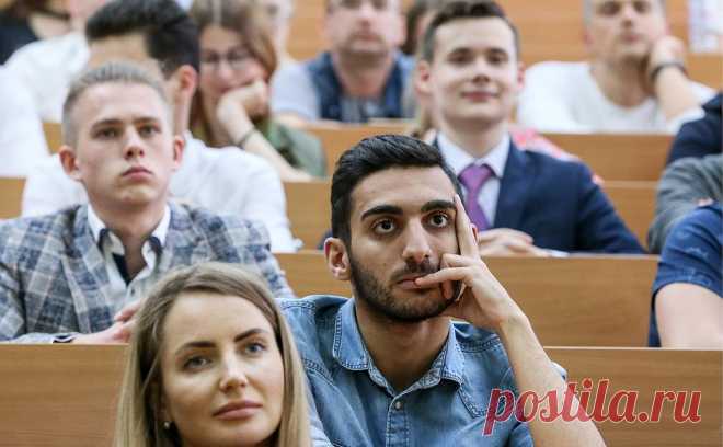Вузы проверили «предрасудок» об олимпиадниках и поступивших по ЕГЭ. Хотя победителей олимпиад принимают в вузы без учета ЕГЭ, их знания и последующая успеваемость не уступает тем, кто поступил по результатам экзаменов, сообщили РБК в вузах. Там также отметили высокую креативность олимпиадников