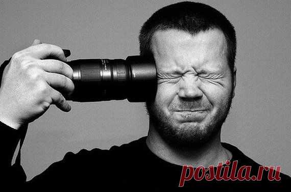 Тяжелая работа у фотографов!
Фотографа на свадьбе в Балахне избили за баланс белого.
 Жениху и гостям не понравились настройки фотоаппарата. С травмой шеи и многочисленными гематомами он был доставлен в местную больницу.
Как сообщили очевидцы, один из гостей посмотрел на экран фотоаппарата и остался недоволен используемым цветовым балансом. После непродолжительного избиения, голову фотографа зажали между треногами штатива и под улюлюканье гостей сбросили в Волгу.
Вывод: не снимай пьяных!