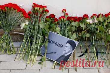 К посольству Ирана начали приносить цветы в память о погибшем президенте