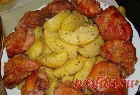 Курочка "Объедение"
Название рецепта очень точно совпадает с приготовленным блюдом. Делается все настолько просто, что результат ошеломляет.
Понадобится:
-куриные части
-1 ст. л. сахара
-1 ст. л. соли
-1 ст. горячей воды
-2-3 зубчика чеснока
Приготовление:
1. Куриные части промыть и уложить на сухой противень.
2. Смешать сахар и соль в маленькой кастрюльке. Нагревать на сильном огне до тех пор пока сахар не расплавится. Как только смесь потемнеет снять с огня, залить стаканом горячей воды (ко