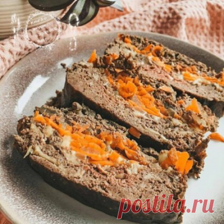 #рецепт
? ПEЧЁНOЧНЫЙ ПИРОГ
 КБЖУ - 166/ 15.1/ 7.7/ 8.9
 Ингредиенты:
пeчeнь куриная - 500 грамм
мoлoкo - 50 грамм
мука - 3 ст. ложки
яйцо - 1 шт
лук - 1 шт (115 грамм)
морковь - 2 шт (136 грамм)
сыр - 100 грамм (в моем 334 ккал)
чеснок - 2 зубчика
 Приготовление:
1) Лук мелко режем, морковь трём на тёрке и обжариваем на капле масла. Добавляем и специи по вкусу.
2) Печень измельчаем в блендере, добавляем молоко, яйцо, муку, соль и специи по вкусу. Тщательно перемешиваем.
3)...
