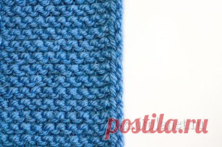Утолщенный боковой край (двойная кромочная петля)

Предлагаем вашему вниманию урок по вязанию утолщенного бокового края спицами. Этот красивый способ оформления боковой кромки используется незаслуженно редко. Между тем, посмотрите, какой интересный, трехмерный эффект получается. Эта кромка хорошо сочетается с плотными узорами, например платочной вязкой. В меру эластична, и хорошо держит край. Прекрасно подходит для оформления планок.

Итак приступим.

Для вязания этой кром...