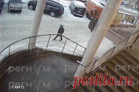 Момент проноса ружья устроившей стрельбу в Брянске ученицей попал на видео. Появилось видео с моментом проноса ученицей ружья в Брянске. Запись опубликовал «Регнум». На кадрах видно, как восьмиклассница выходит с сестрой из арки своего дома. В руках у нее пакет со сменной обувью, а из него торчит сверток с ружьем. Она дважды перехватывает тяжелый пакет из одной руки в другую.