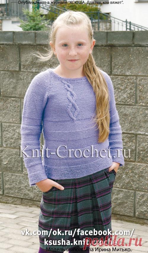 Связанный спицами пуловер-реглан для девочки.