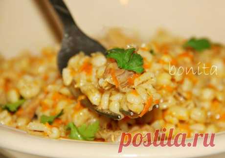 Перловая каша с мясом в горшочках.