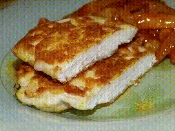 Очень нежные куриные отбивные с хрустящей сырной корочкой
Ингредиенты:
- 500 гр куриного филе
- соль, перец, специи для курицы
- 2 яйца
- 100 гр сыра
- 1 ст. ложка муки
Приготовление:
1. Куриное филе порезать тонко и отбить слегка. Каждый кусочек посолить, поперчить и добавить специи для курицы.
2. Яйца слегка взбить вилочкой, добавить потертый на мелкой терке сыр и можно немного муки добавить.
3. Каждый кусочек мяса обвалять в кляре (прилипало хорошо, ничего не отваливалось). Обжаривать на раск