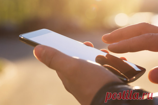 Почему смартфон греется при работе. Семь главных причин Для смартфона температура до 43 градусов, когда его становится некомфортно держать в руках, является штатной. Однако так должно происходит не все время. Если смартфон греется постоянно, нужно искать причину