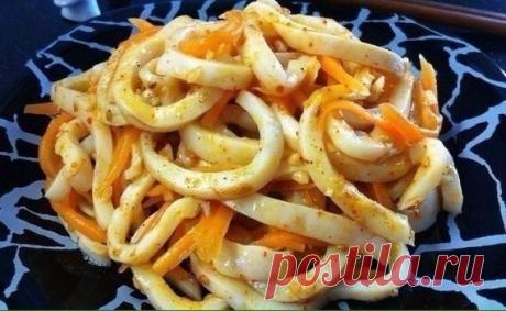 КАЛЬМАР ПО-КОРЕЙСКИ Коллекция Рецептов: КАЛЬМАР ПО-КОРЕЙСКИ.Ингредиенты:-очищенные тушки кальмаров - 1 кг.-морковь - 2 или 3 шт.-масло ...