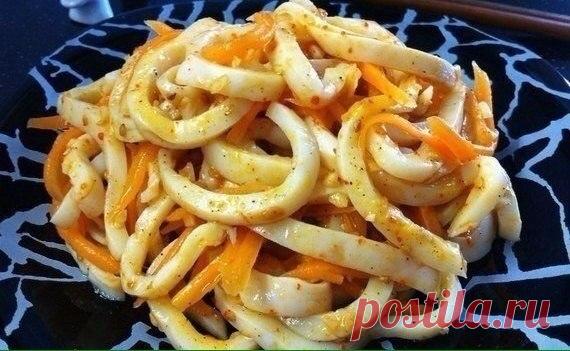 КАЛЬМАР ПО-КОРЕЙСКИ Коллекция Рецептов: КАЛЬМАР ПО-КОРЕЙСКИ.Ингредиенты:-очищенные тушки кальмаров - 1 кг.-морковь - 2 или 3 шт.-масло ...