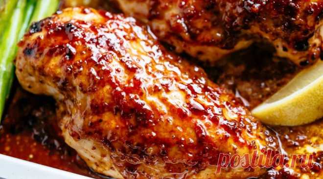 Сочная грудка в духовке: рецепт приготовления с фото, просто и вкусно . Милая Я Грудка птицы – это диетический продукт. Однако не всем нравится, что белое мясо получается сухим. Для этого и существует множество рецептов, которые помогают приготовить сочное блюдо. Часто грудку как индейки, так и курицы, готовят в духовке, периодически обжаривая, заворачивая в фольгу, запекая с овощами. Как приготовить в духовке грудку сочной? Часто для этого часть птицы маринуют, чтобы воло...