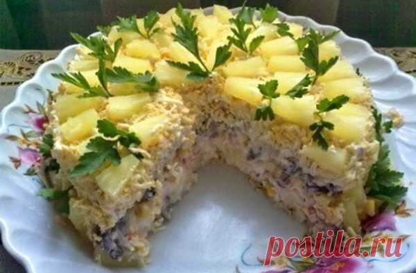 Закусочный торт-салат из крекеров. Готовится очень быстро! Представляем вам рецепт вкуснейшего салата-торта из крекеров. Готовится он просто и быстро.